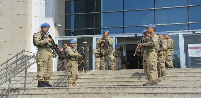 6 kişinin öldüğü silahlı kavgayla ilgili 2 şüpheli adliyeye sevk edildi