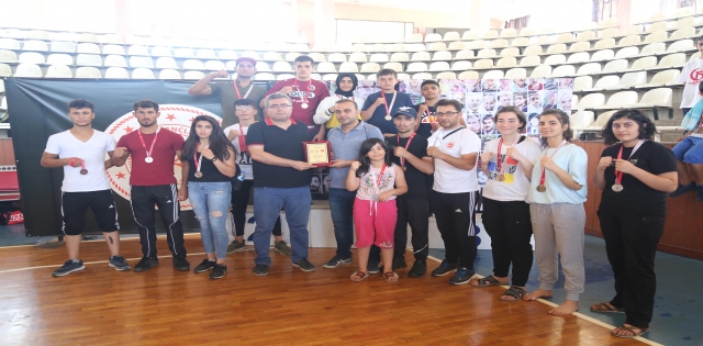 HALİLİYE BELEDİYESPOR KİCK BOKS TAKIMI, 15 TEMMUZ TURNUVASINDA ŞAMPİYON OLDU