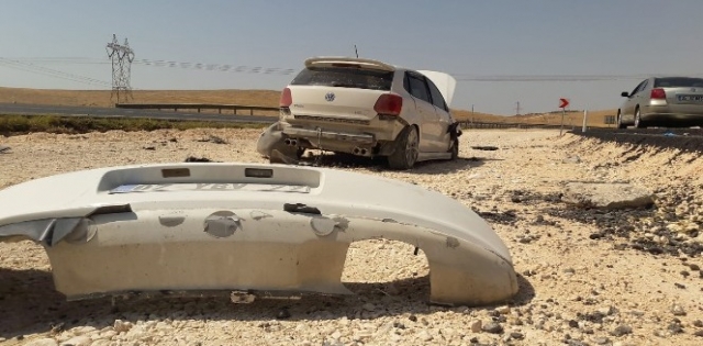 Devrilen otomobildeki 3 kişi yaralandı
