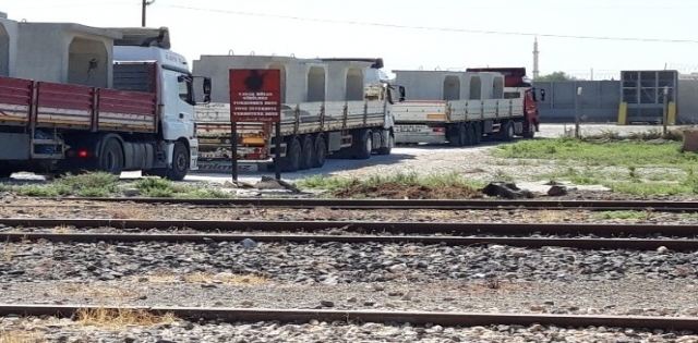 Sınıra beton blok sevkıyatı yapıldı