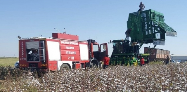 Biçerdöverin içindeki 5 ton pamuk yandı