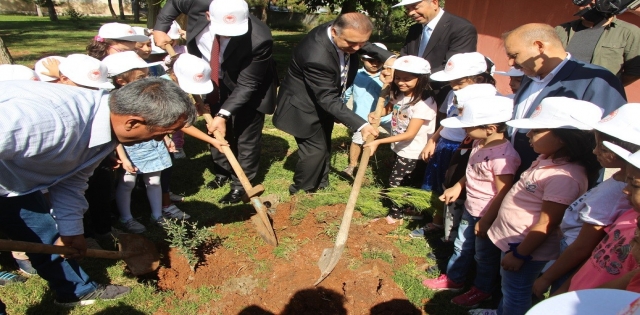 Şanlıurfalı minik öğrenciler fidanları toprakla buluşturdu