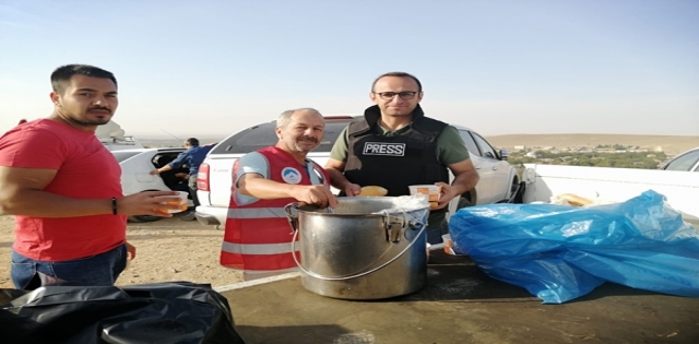 Sınırdaki basın mensuplarına ikram
