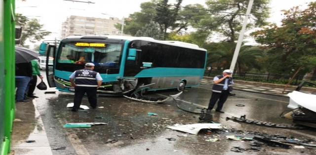 İki otomobil kafa kafaya çarpıştı 