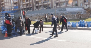 TÜP YÜKLÜ KAMYONET DEVRİLDİ: 2 YARALI