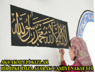 AKÇAKALELİ KIZLAR BİR İLKE İMZA ATARAK CAMİYİ NAKŞETTİ 