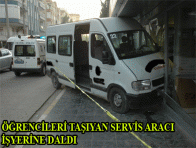 ÖĞRENCİLERİ TAŞIYAN SERVİS ARACI İŞYERİNE GİRDİ